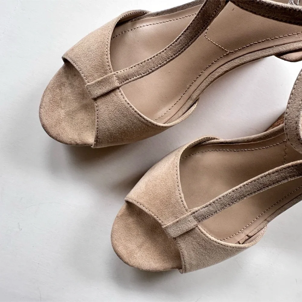 Charles by Charles David Latin Cork Wedge T-Strap Sandal in Nude Suede Size 8